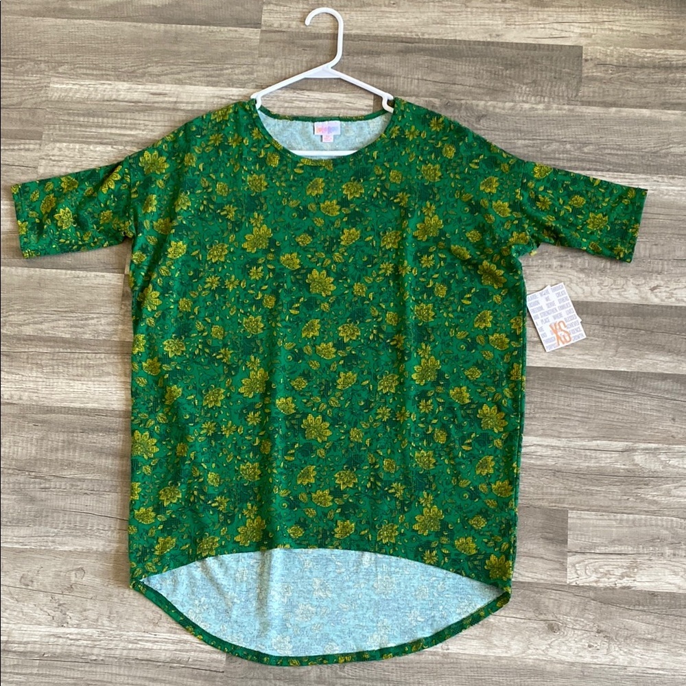 💚 3/$15 Green Floral Women’s Shirt C - Picture 2 of 3